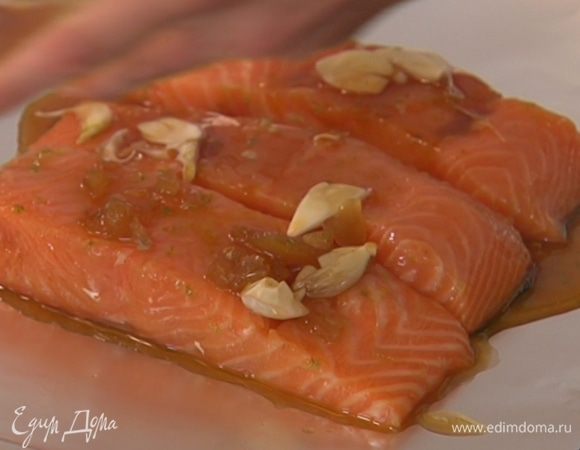 Противень выстелить фольгой, выложить замаринованную рыбу и полить оставшимся маринадом.