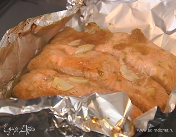 Завернуть края фольги так, чтобы рыба была полностью закрыта, и запекать в разогретой духовке 18–20 минут.