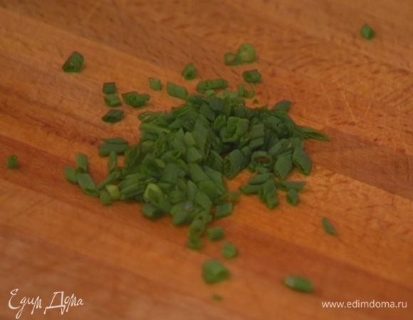 Зеленый лук мелко порубить.