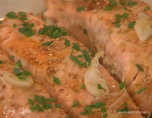 Готовую рыбу посыпать кунжутным семенем и луком.