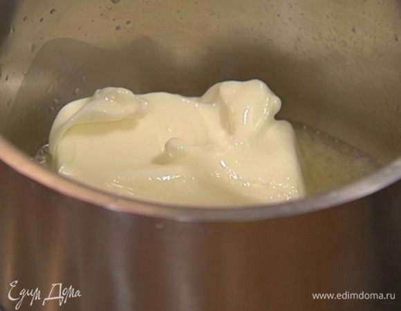 Растопить в небольшой кастрюле 100 г сливочного масла, затем слегка его остудить.