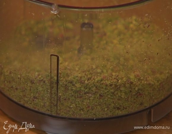 Фисташки измельчить в блендере в крошку.