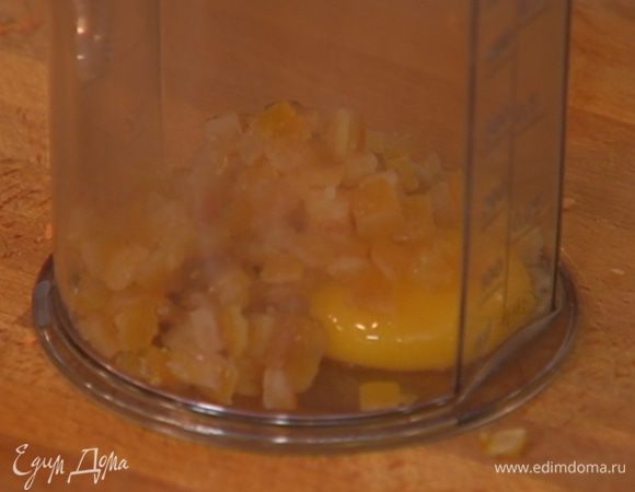 К цукатам добавить желток, влить растопленное сливочное масло, все перемешать.