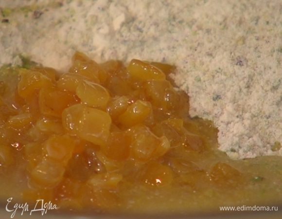 Масло с цукатами вылить в муку и вымешать тесто.