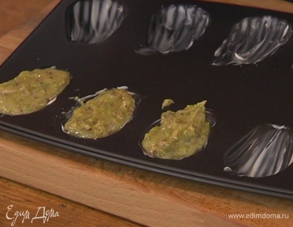 Формочки для печенья смазать оставшимся сливочным маслом и разложить в них тесто.