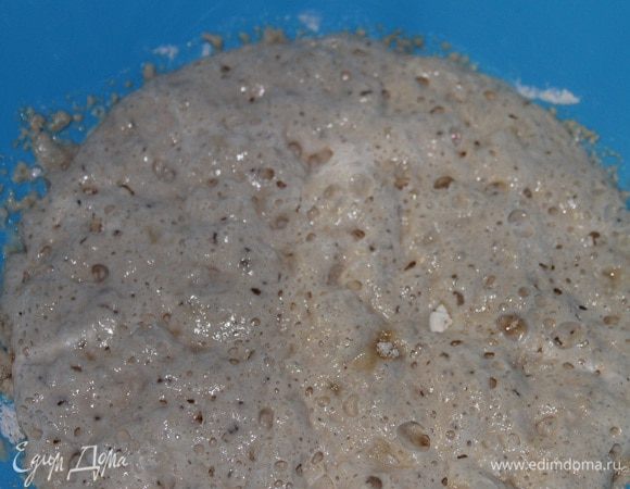 Сначала делаем опару. В глубокой миске смешать все сухие ингредиенты. Затем добавить теплое молоко и оставить на 20 минут, до образования пышной шапочки.