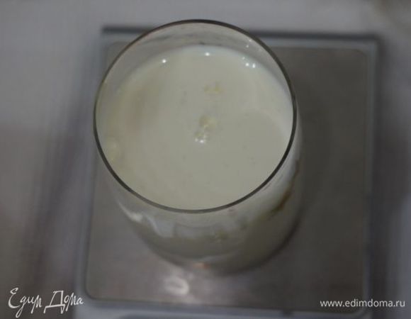 Несколько слов о пахте. Если она есть - великолепно! Если нет: берем 1 стакан молока, вливаем лимонный сок, размешиваем, ждем пока оно загустеет (буквально, через несколько минут).