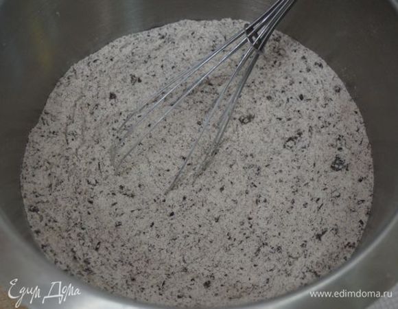 В отдельной посуде смешиваем сахар, муку, какао, разрыхлитель.