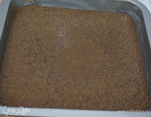 Дно формы застилаем пергаментом, бока смазываем маслом. Выливаем тесто, выпекаем около 40 минут при 175"С до готовности.
