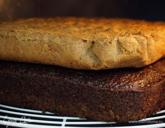 Переворачиваем на решетку, охлаждаем. Вот здесь 2 коржа. Нижний с тертым какао, верхний - с какао-порошком. Разница очевидна ;)