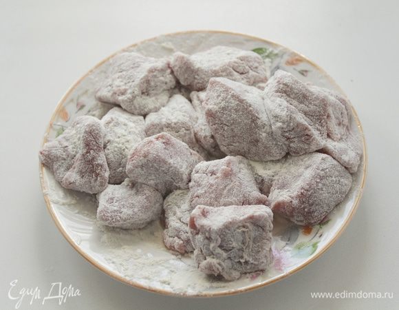 Нарезать мясо величиной с грецкий орех,обвалять в муке.