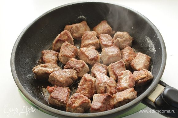 Разогреть масло в большой сковороде ,обжарить мясо порциями, по 4 минуты, до коричневой корочки.