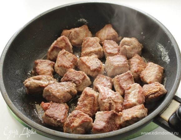 Разогреть масло в большой сковороде ,обжарить мясо порциями, по 4 минуты, до коричневой корочки.