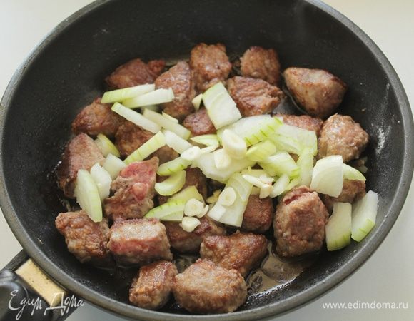 Добавить лук, чеснок и готовить 5 минут,