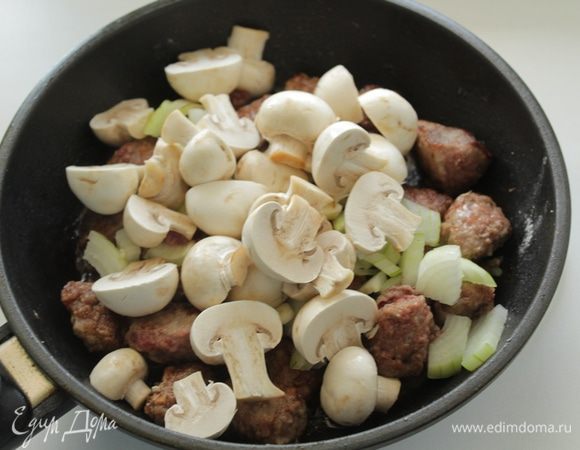 Добавить грибы, потушить до мягкости.