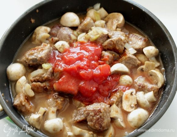 Добавить тимьян ,вино и консервированные томаты, посолить и поперчить по вкусу, накрыть крышкой, убавить огонь на малый и тушить пока вы будете заниматься сконами. Соус должен загустеть,если соус слишком жидкий добавьте немного муки (1 ч.л)