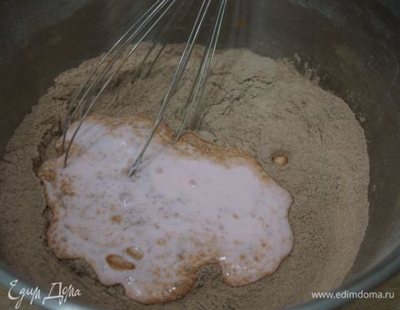 Вливаем в муку йогурт,