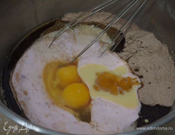 Растительное масло, экстракт, кофе и алкоголь, вбиваем яйца, размешиваем.