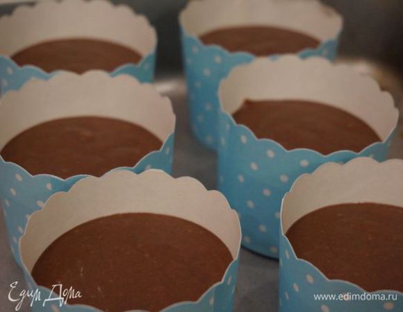 Поулчилась достаточно большая порция теста, поэтому я из половины (чуть меньше) сделала 6 кексов, остальное же тесто вылила на стандартный противень, смазанный маслом. Выпекала при 175"С около 20 минут, до готовности.