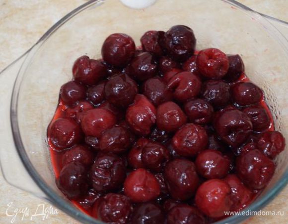 Крем. Вишни залить алкоголем, желательно часов за 5 до использования.