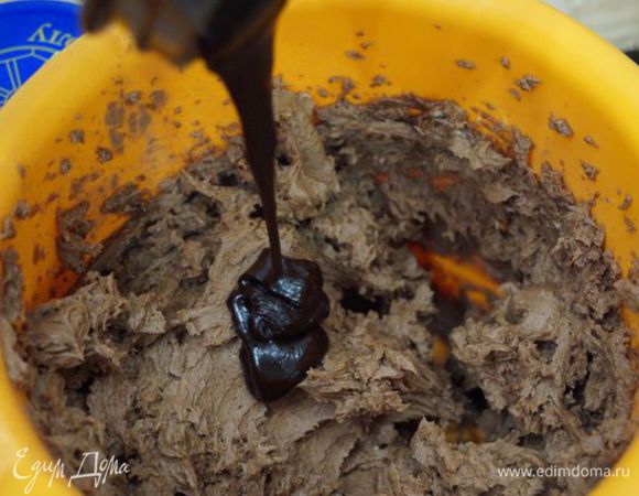 Смешать масло, сгущенку, какао и шоколадный соус (у меня домашний, но и магазинный подойдет), взбить или растереть ложкой.