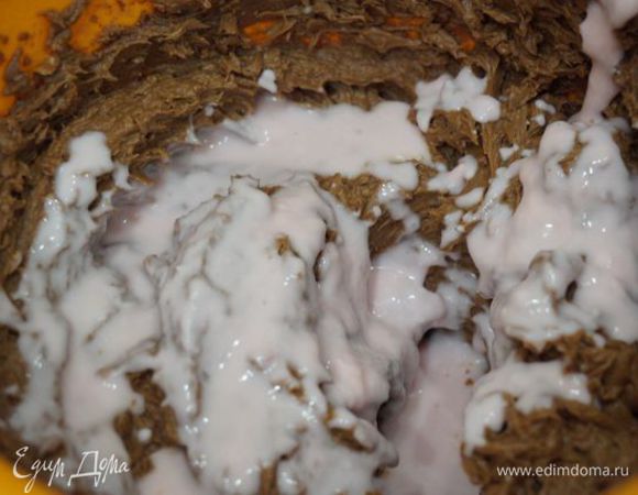 Влить йогурт и варенье (любое ягодное, но лучше всего подходит вишневое или малиновое), хорошо взбить.