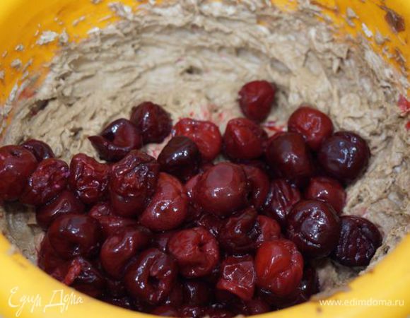 Вишни слить, перемешать с кремом без жидкости.