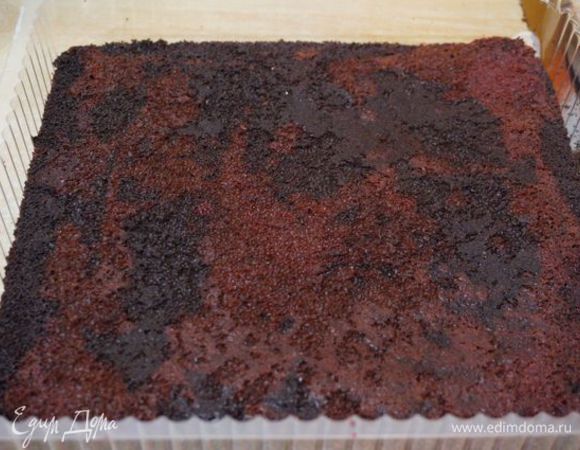 Сборка торта. Начинаем с конца, так сказать. Надо сразу же определиться с основой торта (большая досточка, поднос, пластиковая упаковка для торта, как, например, у меня и т.д.), в зависимости от этого будем формировать торт. Корж №3 кладем на дно (обрезаем, если того требует "тортовница"), пропитываем жидкостью, слитой с вишен.