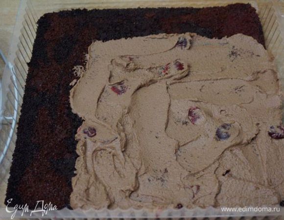 По размеру остальных коржей (те, которые у меня 25*27 см) намазываем крем, начиная с угла.