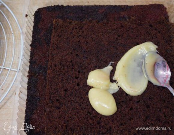 Корж №2 разрезаем пополам, смазываем сгущенкой (у меня густая, домашняя; магазинная жидковата, поэтому советую сгущенку сварить предварительно, но не долго, около часа) одну половину, затем шоколадно-вишневым кремом, накрываем второй половиной, которую опять же смазываем сгущенкой, при этом опять не доходя до края на 3 см.