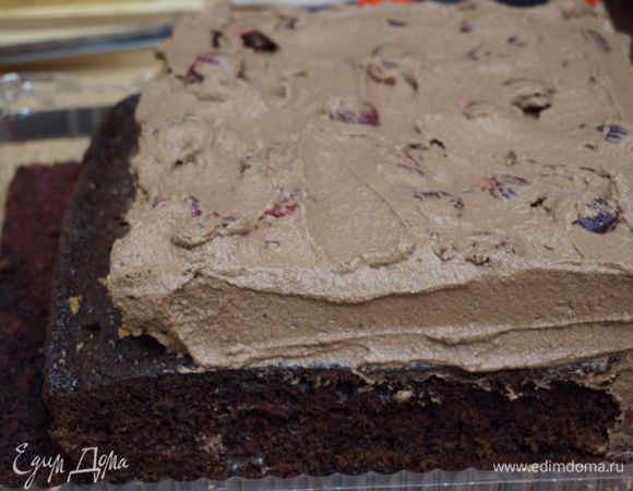 Корж №1 с двух смежных сторон обрезать по 3 см, и разрезать вдоль на 2. Первый слой смазать сгущенкой и шоколадным кремом.