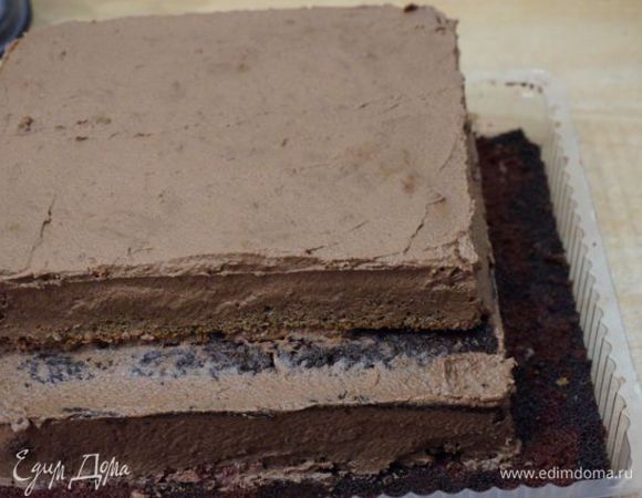 .., накрыть вторым коржом, смазать только шоколадным кремом. Кремом выровнять все бока, поставить торт в холодильник.
