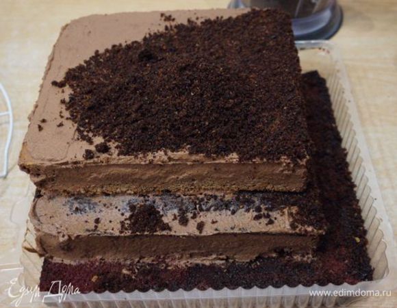 Из бисквитных обрезков сделать крошку, обсыпать бока торта и верх - имитируем землю. Благодаря натуральному какао в коржах - они получились очень темными, в отличие от какао-порошка, поэтому моя "земля" имела насыщенный цвет!