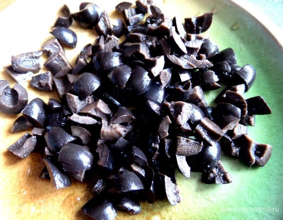 Оливки без косточек нарезать на 4 части.