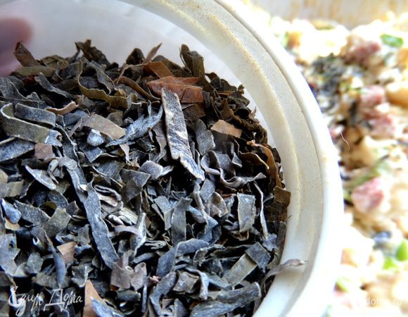 Я как-то говорила,что везде добавляю морскую капусту в сухом виде,так вот тут она отлично подходит!