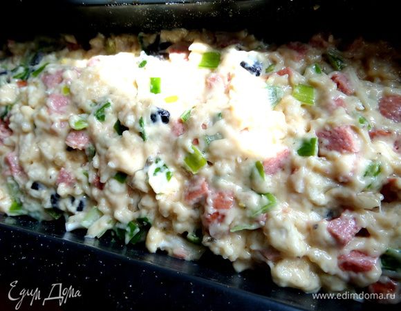 Распределяем массу в большую форму не до краёв.