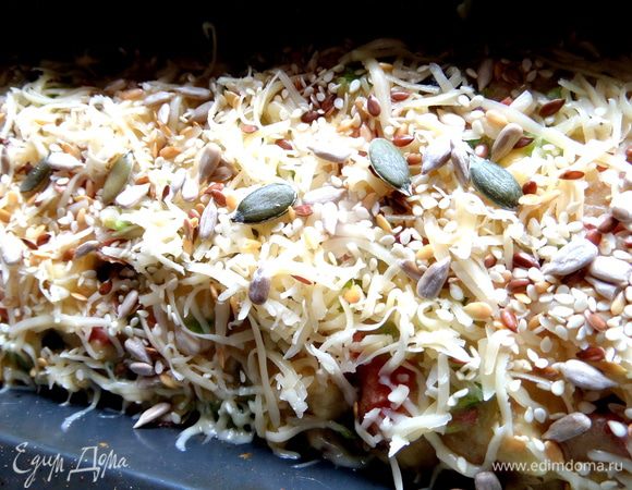 Присыпать сыром и семечками.