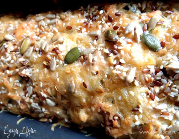 Выпекаем до золотистой корочки большой кекс около часа.