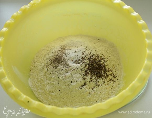 Для сконов: смешать муку, разрыхлитель, соль, приправу и перец.