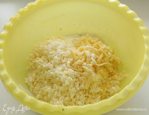 Добавить натертое холодное масло и сыр, перемешать.