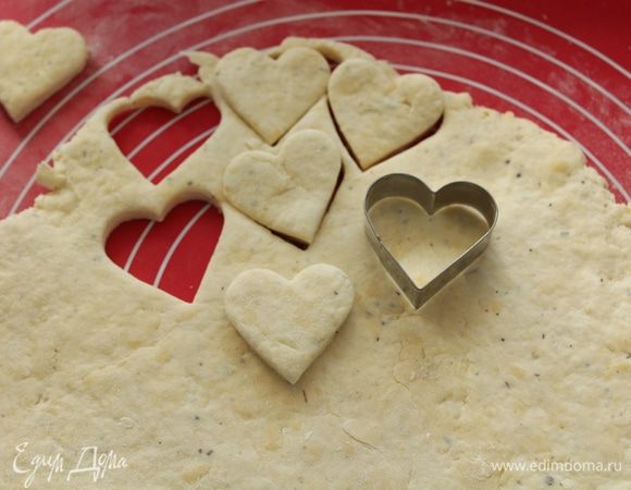 На присыпанной мукой рабочей поверхности раскатать тесто толщиной 1 см, вырезать фигурки.