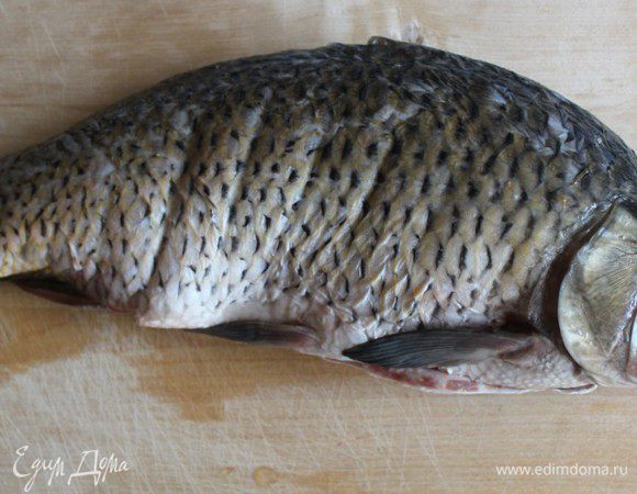 Карпа очистить от чешуи и выпотрошить.