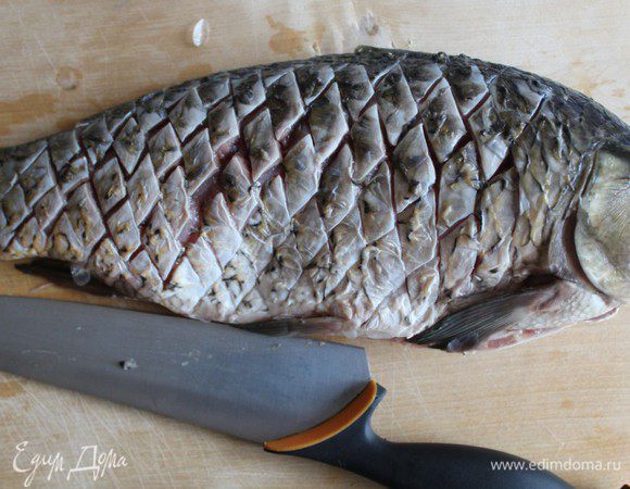 При помощи острого ножа сделать продольные и поперечные  насечки в виде сетки. Чем мельче шаг, тем больше шансов нейтрализовать мелкие косточки. У меня шаг примерно 0,7 см   Натереть рыбу солью и перцем.