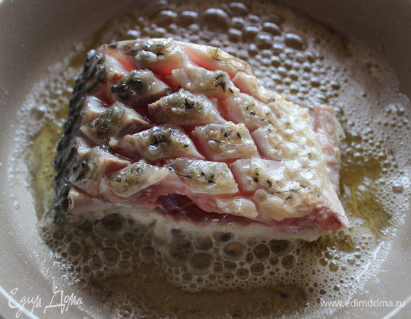 Можно жарить целую тушку, можно порционными кусками. В глубокую сковороду налить масло и хорошо его нагреть. Не перекаливать, дабы избежать брызг во время закладки рыбы.     
(еще одна цитата из Похлебкина): "Опущенный в большое количество масла свежий кусок рыбы, мяса, картофеля равномерно и быстро покрывается со всех сторон плотной, крепкой, но не твердой и не зажаренной коркой, а затем продолжает полуподжариваться - полупассероваться, так что масло постепенно проникает в толщу продукта".