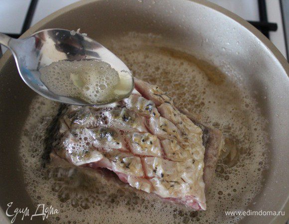 Жарим рыбу, поливая ее маслом. Эти манипуляции как бы выравнивают процесс обжарки, т.е. рыба жарится одновременно с двух сторон. Когда нижняя сторона рыбы слегка подрумянится,  ее нужно перевернуть и вновь жарить, проливая маслом. 
