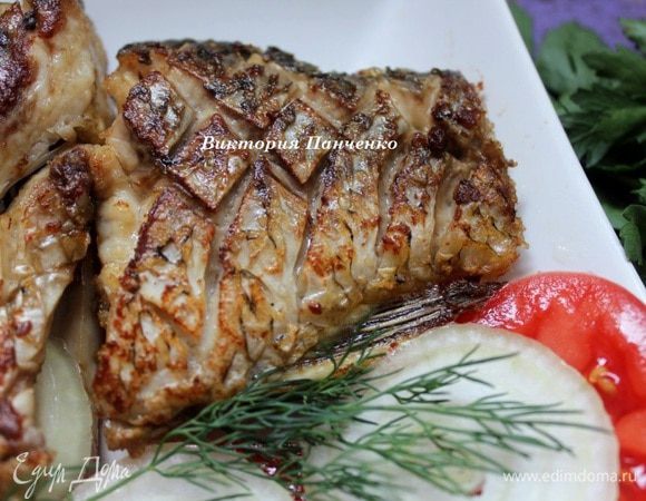 Готовую рыбу  вынуть шумовкой, дать стечь излишкам масла и положить рыбу на бумажные салфетки - минут на пять. Подавать с зеленью и свежими овощами. 