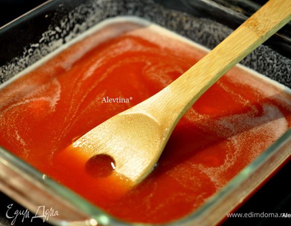 Разогреть духовку до 180 гр. В жаропрочное блюдо вылить томатный соус или кетчуп, пиво, коричневый сахар. Все смешать. Посолить и поперчить по вкусу.