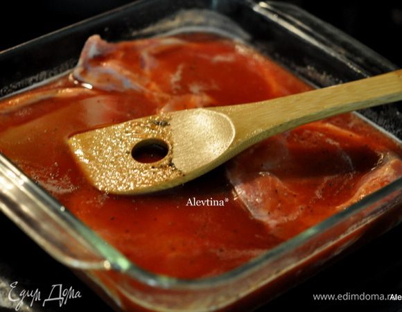 Сверху выложить свиные отбивные, они должны полностью утопать в этой смеси. Поставить в духовку на 45 мин.
