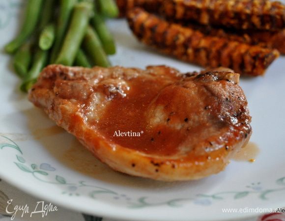 Готовые свиные котлеты подаем к столу с готовым гарниром. Приятного аппетита.
