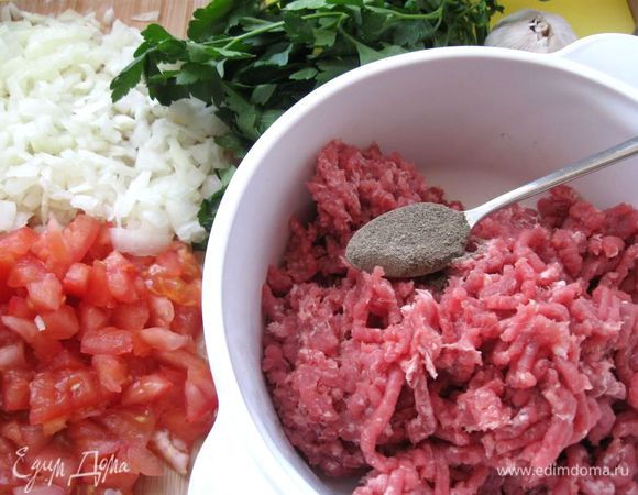 Сварить наваристый бульон. Мясо помыть, залить водой, добавить почищенный лук, морковь, лавровый лист, перец черный горошком. Довести до кипения на сильном огне, снять пену, убавить огонь до минимума и варить 2 часа. 
Лук измельчить, помидор порезать на кусочки.Приготовить фарш: мясо прокрутить через мясорубку. 
